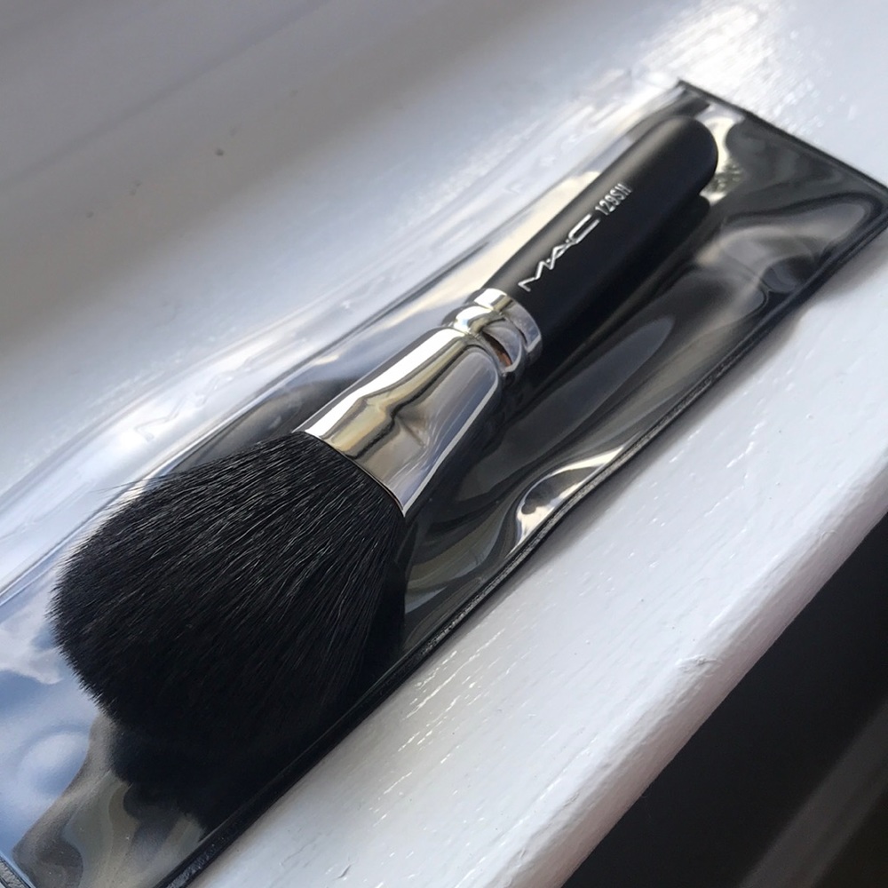 Mac 129SH powder/blush brush